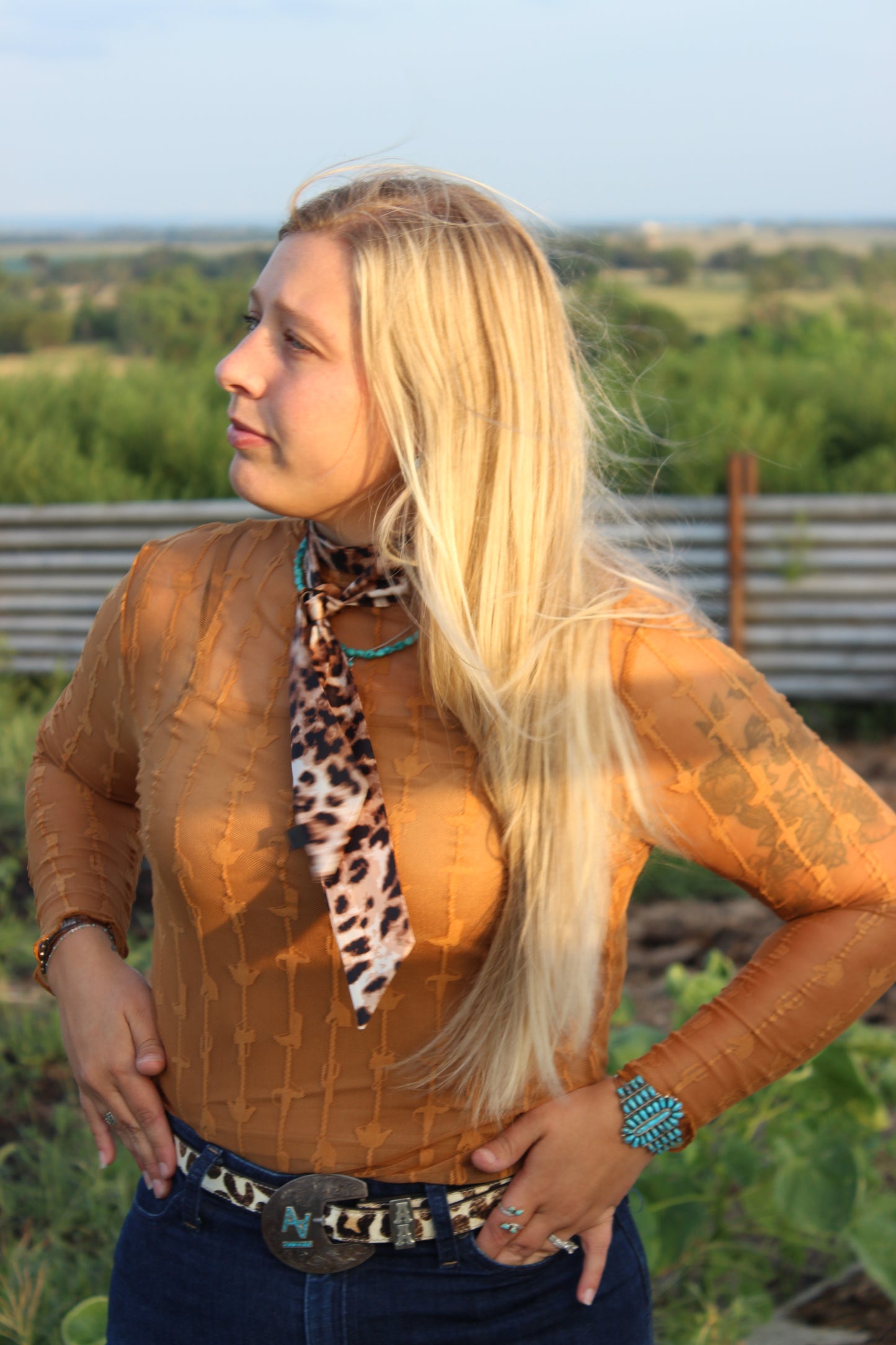 Lace saddles top